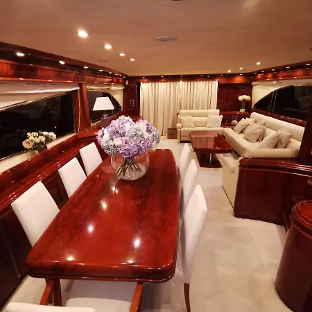 Magnificent Luxury Yacht In Center Botel *
