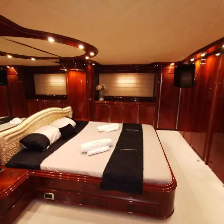 Magnificent Luxury Yacht In Center Botel Barcelona