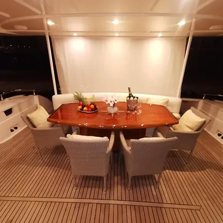 Botel Magnificent Luxury Yacht In Center Barcelona